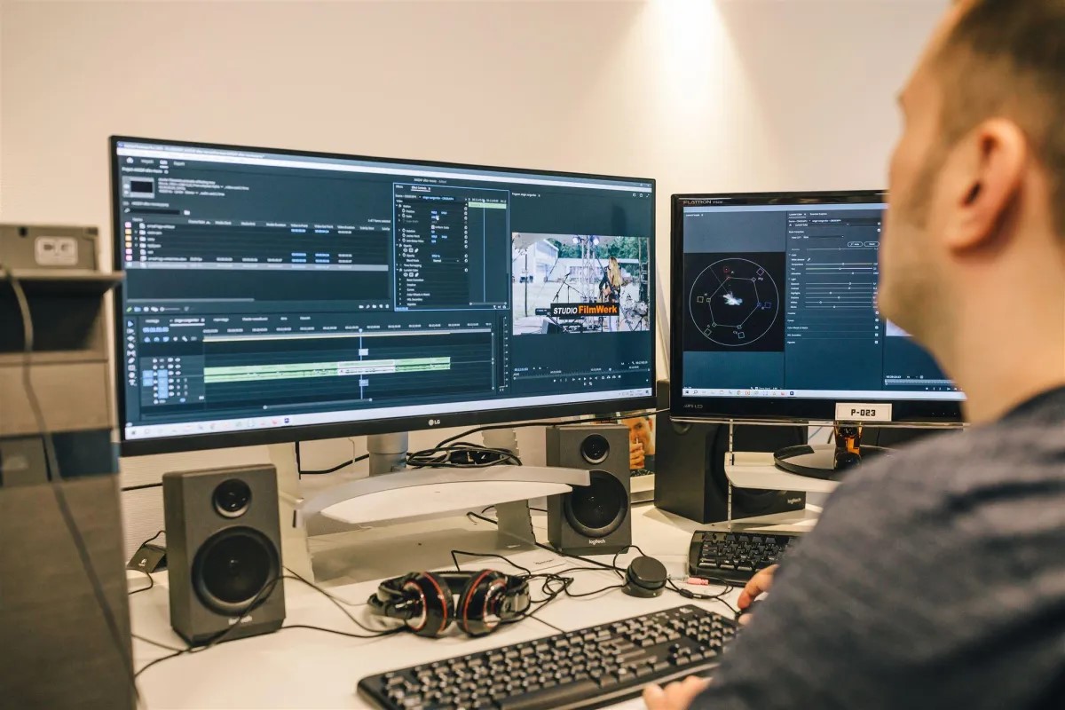 Studio Filmwerk heeft de mogelijkheid voor klanten om filmopnames te maken, te bewerken en zij verzorgen de montage. Ze komen op locatie, maken opnames en zorgen ervoor dat er een kwalitatief goede film komt met alle wensen van de klant. Dit doen zij voor interne opdrachtgevers maar ook voor externe opdrachtgevers.